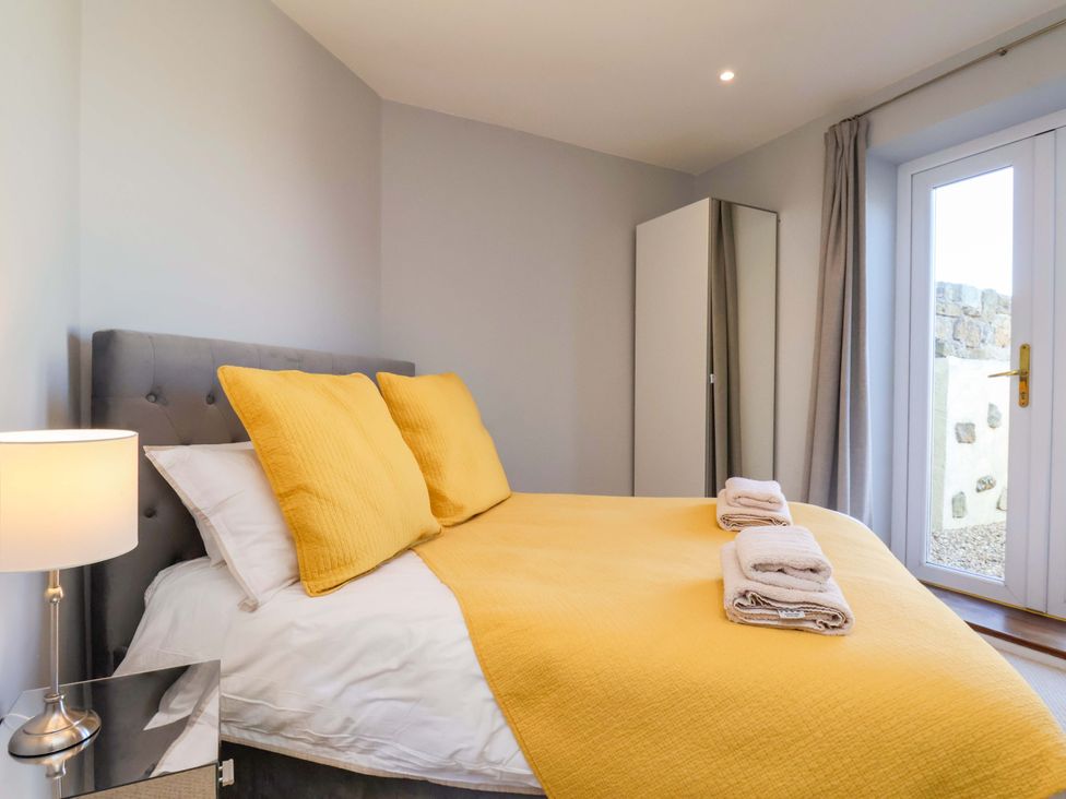 A bedroom with a bed and wardrobe at Voebroch in Lythe