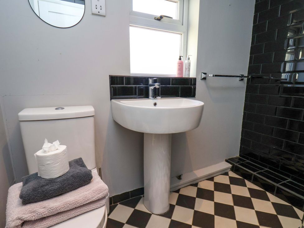 A bathroom with a toilet and sink at Voebroch in Lythe