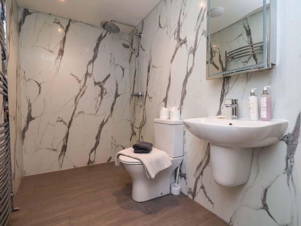 A bathroom with a shower, toilet, and sink at Voebroch in Lythe