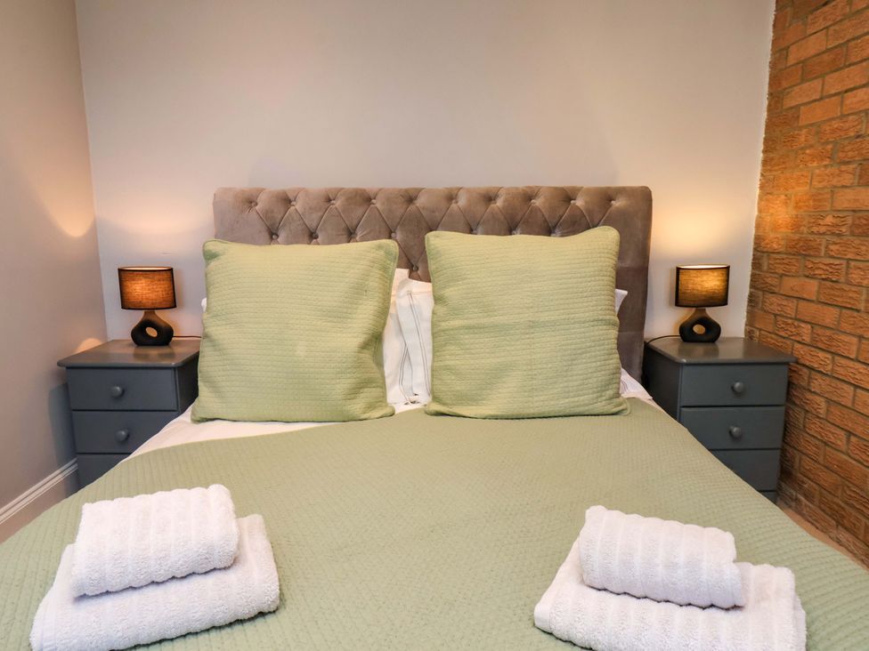 A bedroom with a bed and bedside tables at Voebroch in Lythe