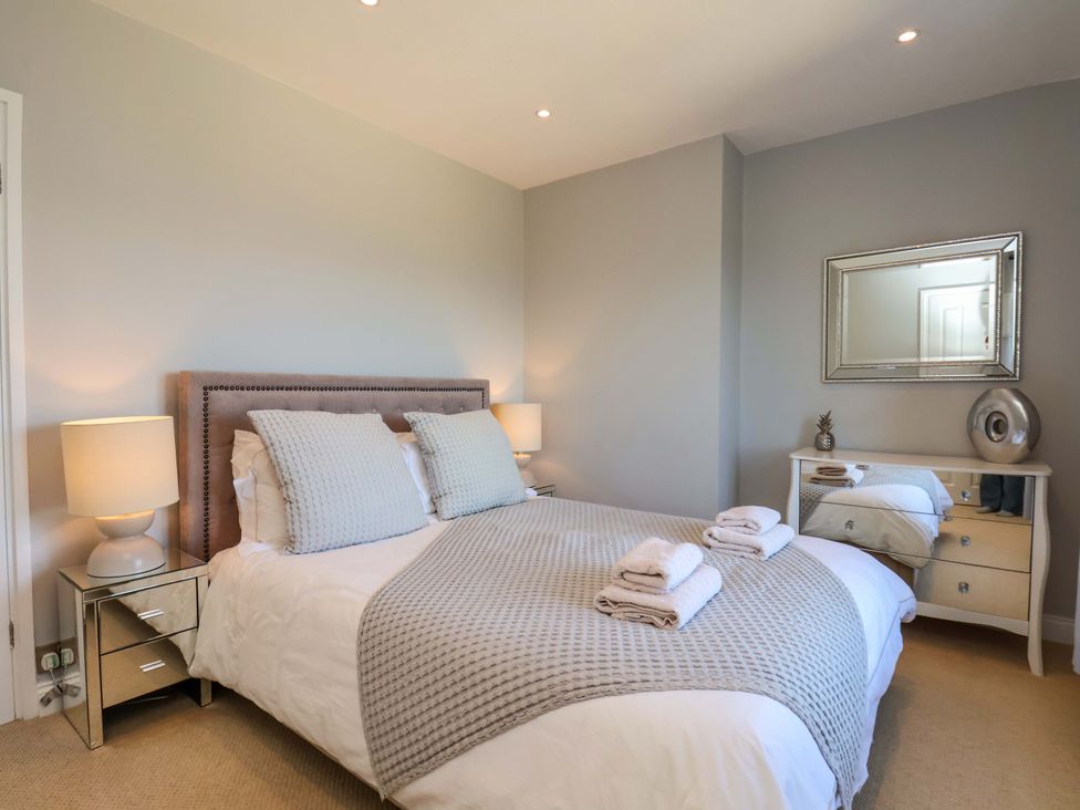 A bedroom with a bed and bedside tables at Voebroch in Lythe