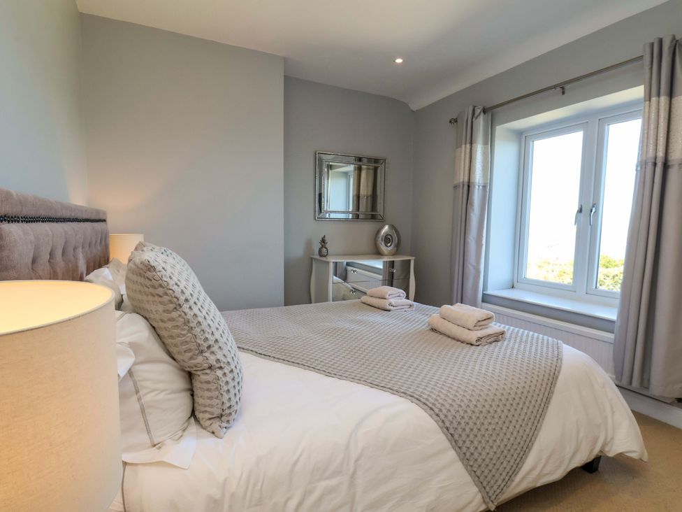 A bedroom with a bed and window at Voebroch in Lythe