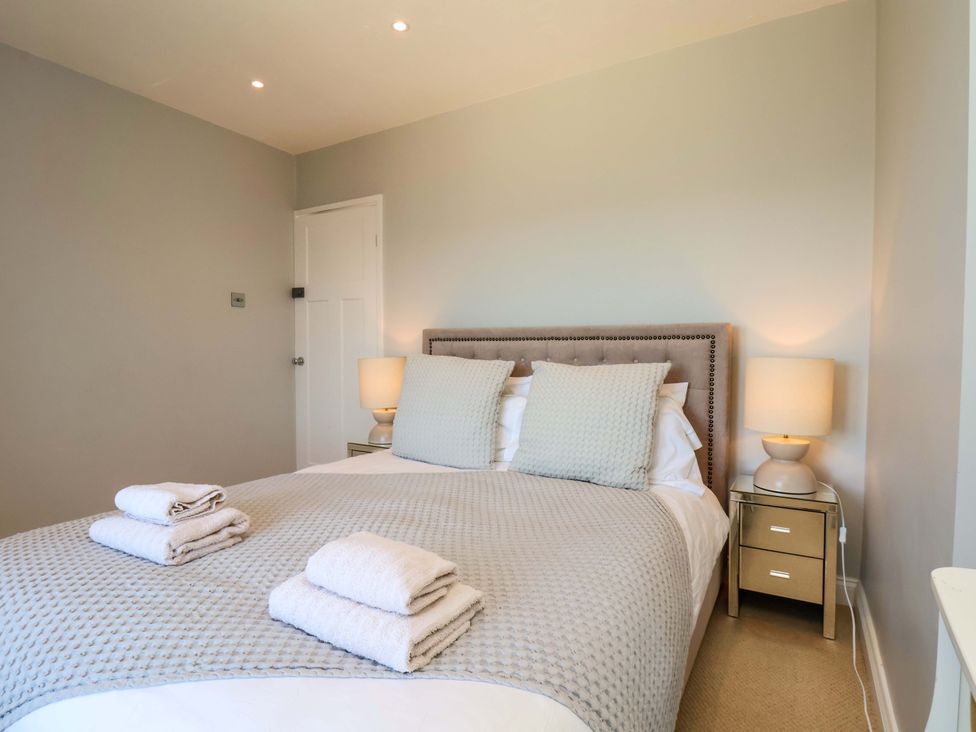 A bedroom with a bed and bedside tables at Voebroch in Lythe
