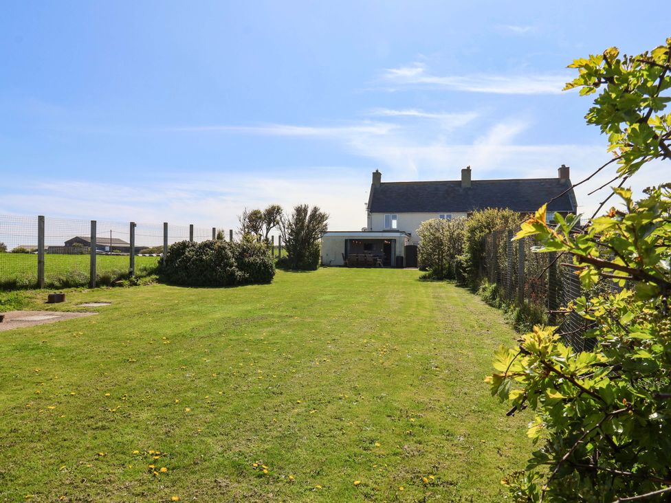 A garden with a house and fence at Voebroch in Lythe