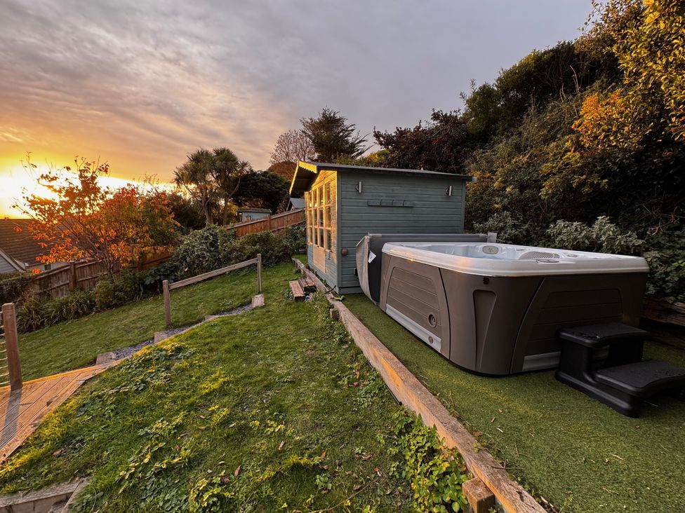 A hot tub and garden shed in a garden at Overchurch in Hythe