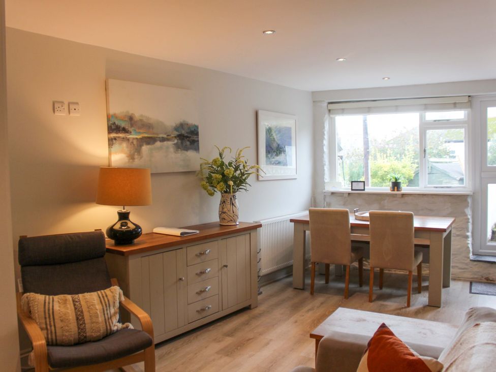 A dining room with a table and chairs at Simples in Dartmouth
