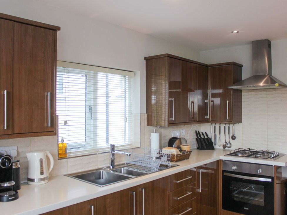 A kitchen with cabinets, sink, and appliances at Simples in Dartmouth