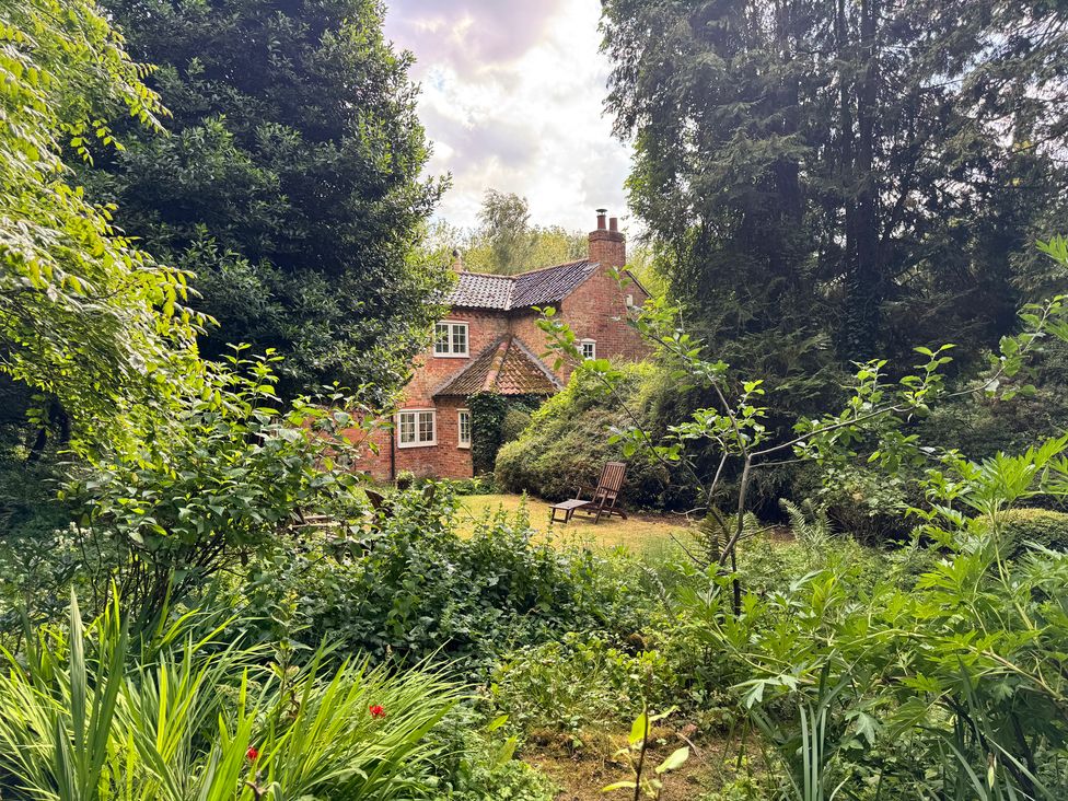 A house surrounded by garden and trees at Sunny Cottage in Grantham