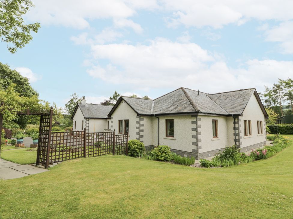 A house with garden and fence at Torview House Lyne Station near Peebles