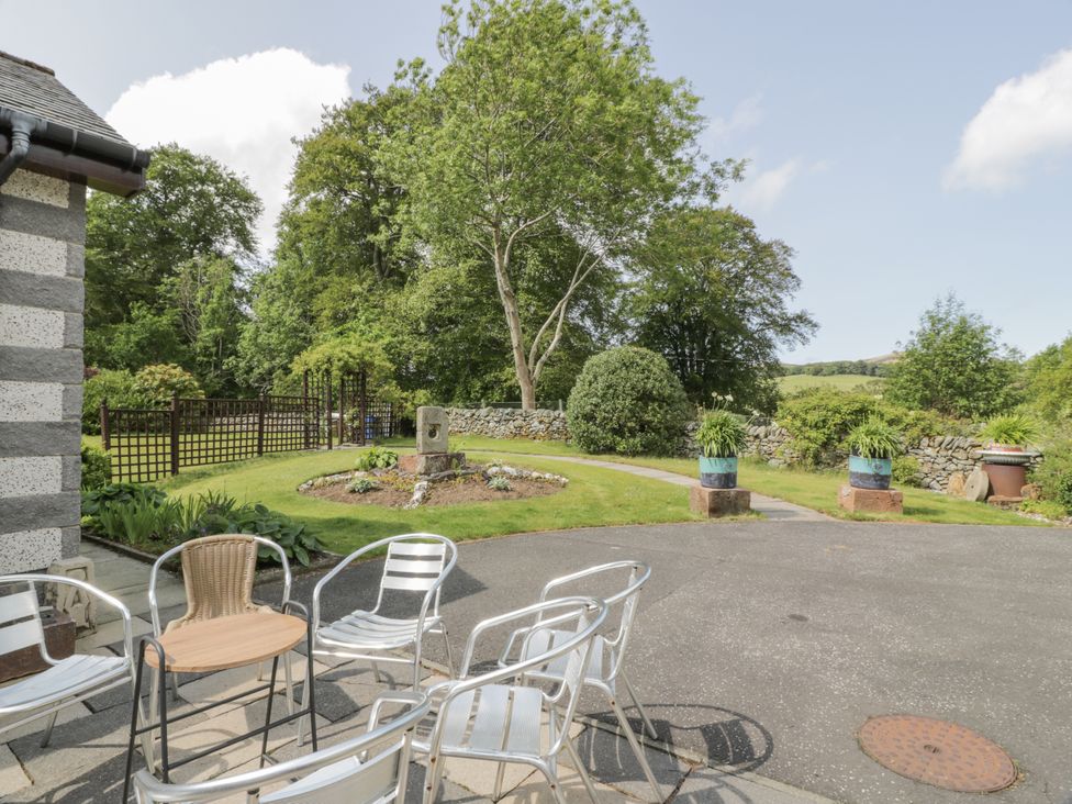 A garden with chairs and table at Torview House near Lyne Station