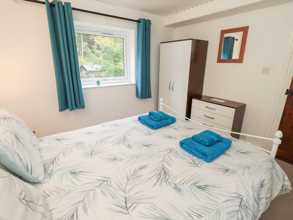 A bedroom with a bed and furniture at Kiln How, Threlkeld
