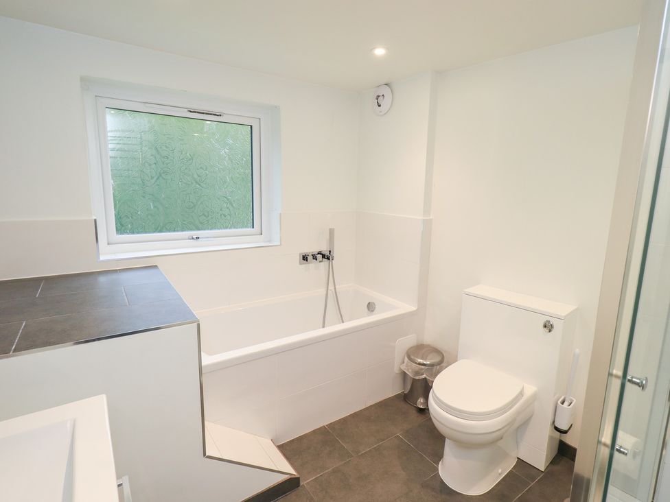 A bathroom with bathtub and toilet at Kiln How in Threlkeld