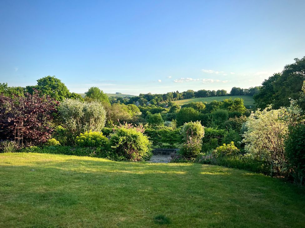 A garden with trees and bushes at Samstone Donhead St. Mary near Ludwell