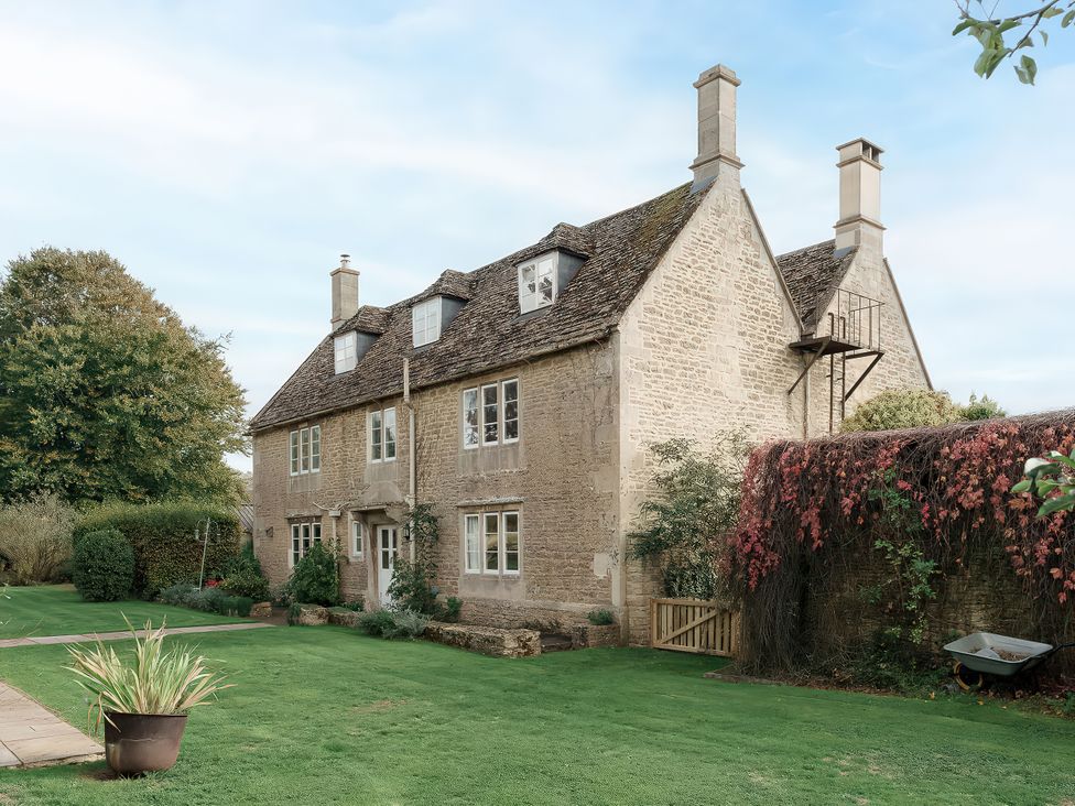 A house with garden and pathway at Reybridge House in Lacock