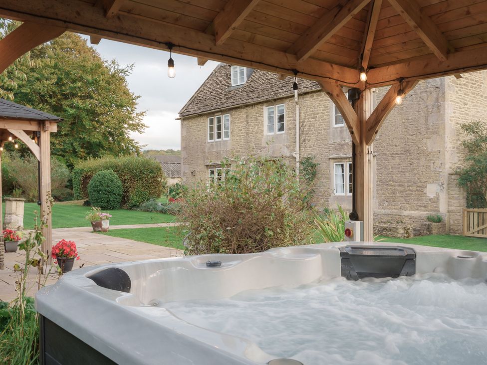 A hot tub in a garden at Reybridge House in Lacock