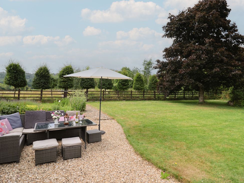 A garden with outdoor seating and a table at Garden View in Wellington