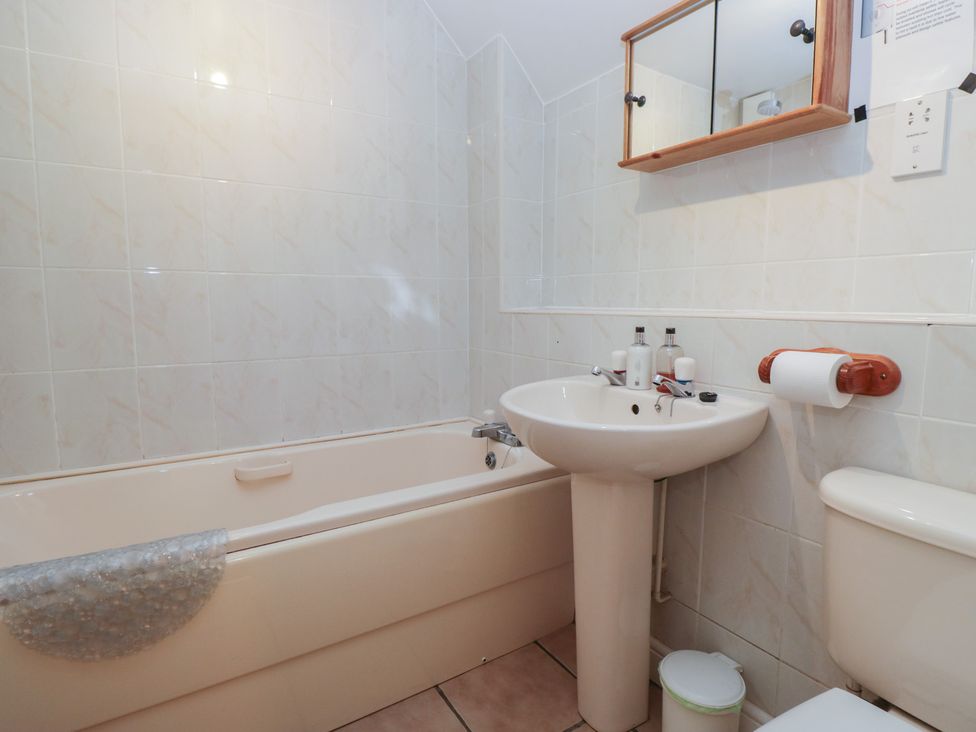 A bathroom featuring a bathtub, sink, and toilet at Walkers Retreat, Keswick