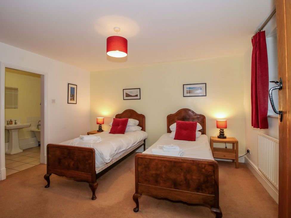 A bedroom with two beds and lamps at Windy Mundy Farm Pitchford near Shrewsbury
