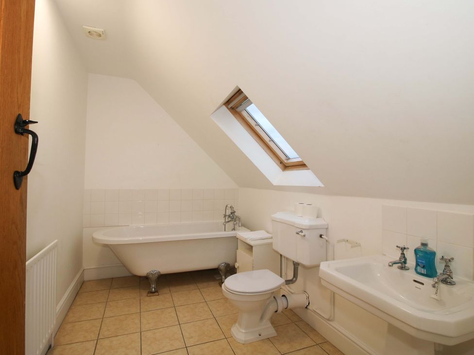 A bathroom with a bathtub, toilet, and washbasin at Windy Mundy Farm Pitchford near Shrewsbury