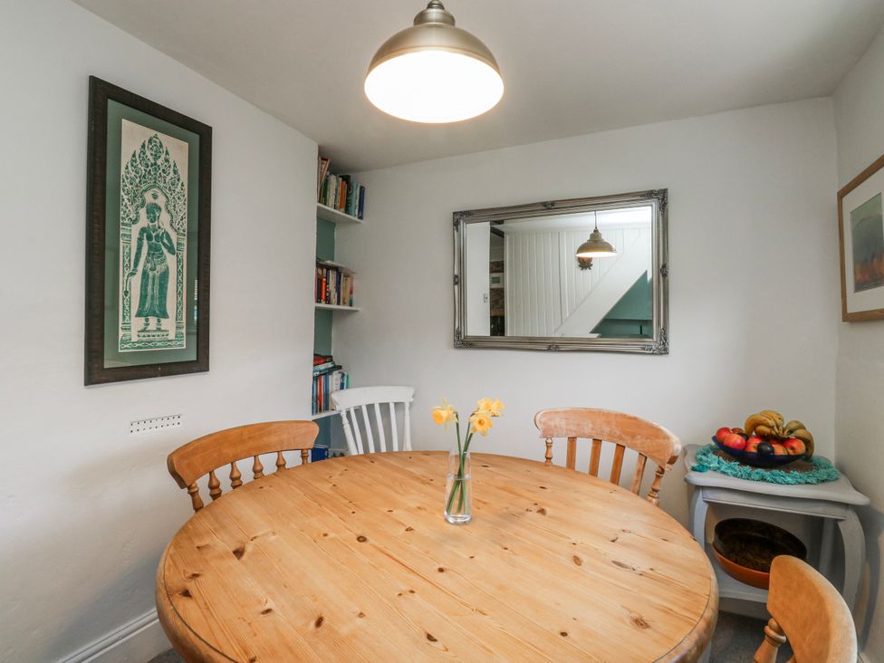 A dining room with a round table and chairs at 3 Rock Cottages in Kingston