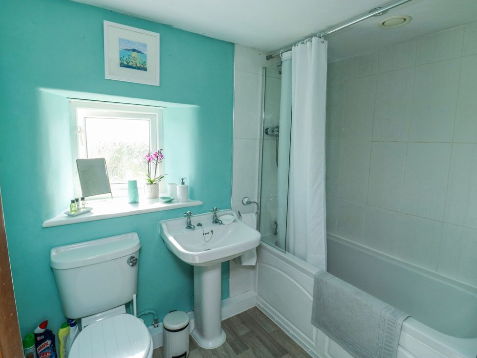 A bathroom with a sink, toilet, and bathtub at 3 Rock Cottages Kingston