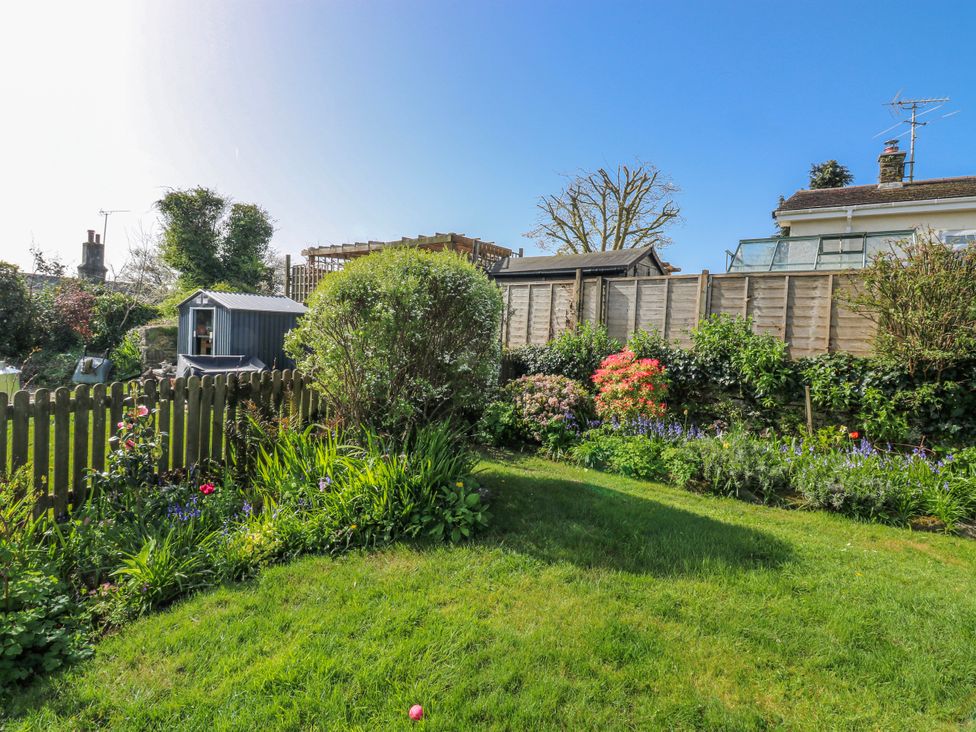 A garden with a shed and plants at 3 Rock Cottages in Kingston