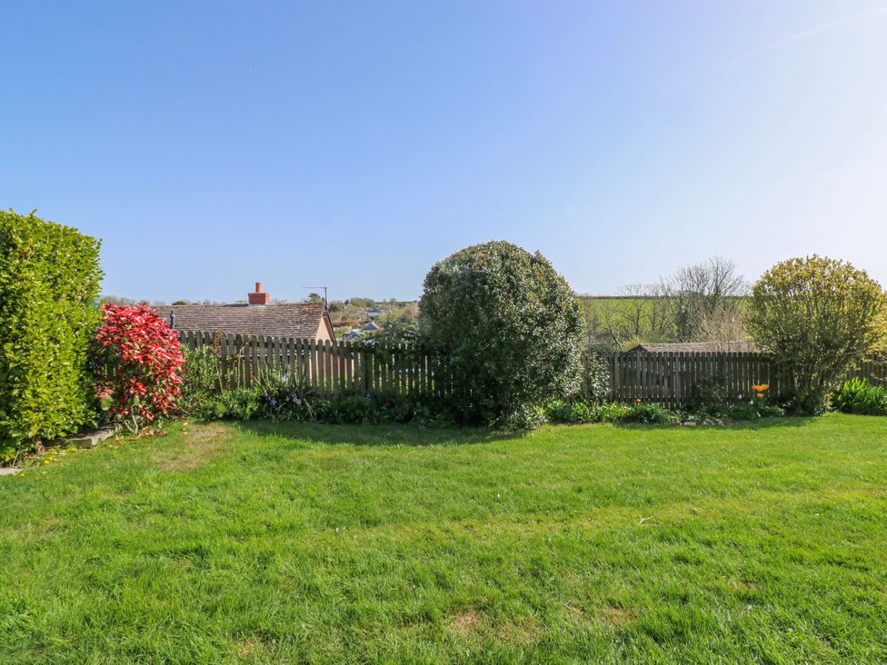A garden with bushes and a fence at 3 Rock Cottages, Kingston