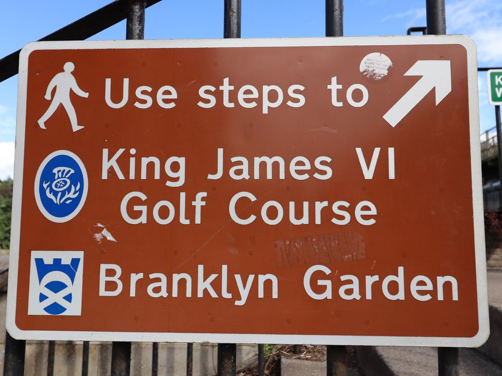 A directional sign pointing to King James VI Golf Course and Branklyn Garden