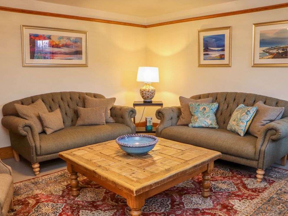 A living room with two sofas and a coffee table at Paye House - Cromarty