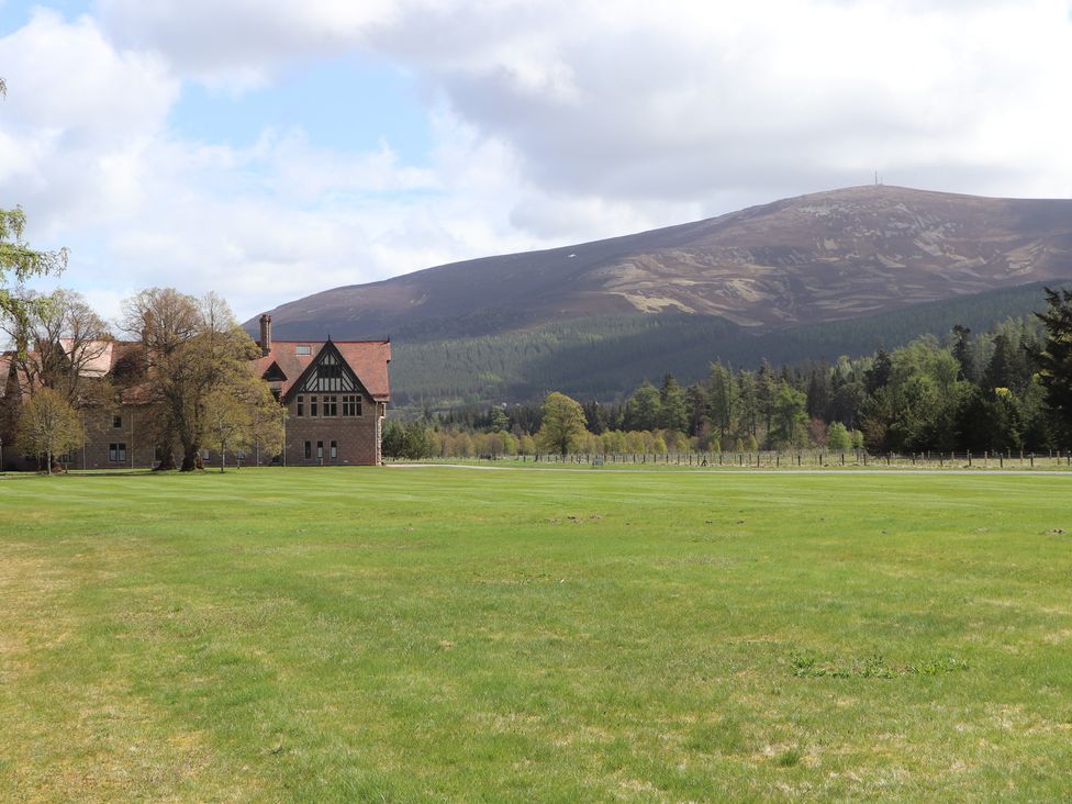 An outdoor area featuring a building and a mountain at Braeriach - Mar Lodge Estate, Braemar