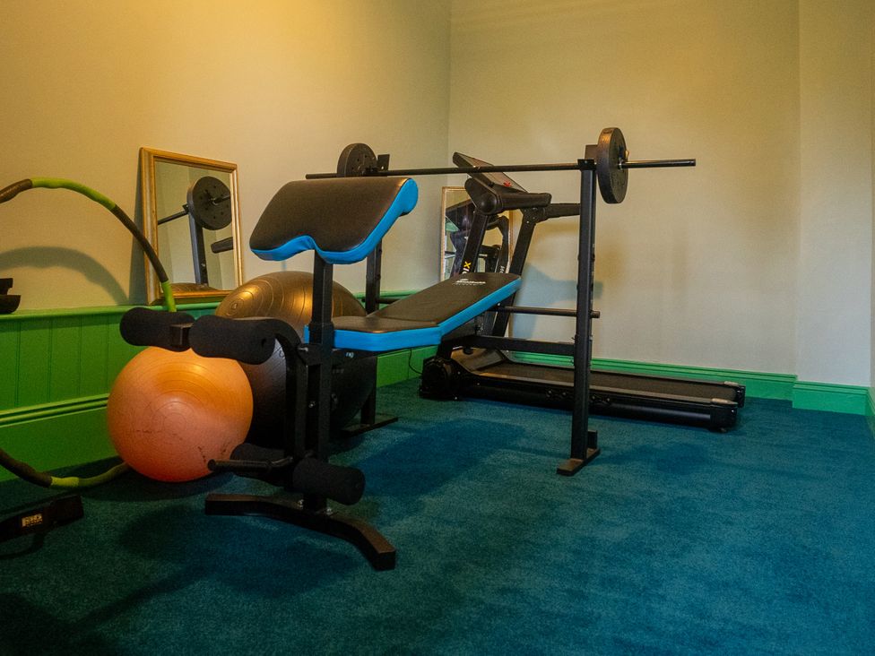 A gym with exercise equipment at Royal Oak House in Motcombe