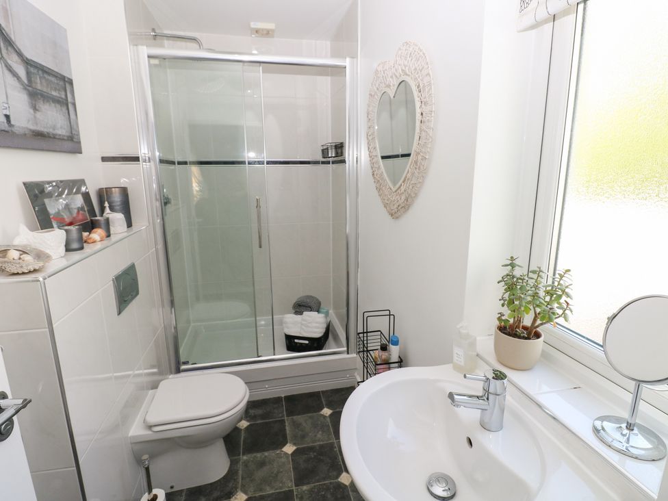 Love Cottage - South Wales - 1061323 - thumbnail photo 15