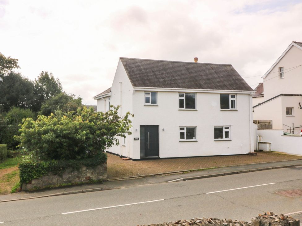 A house with a driveway and garden at Afallon in Llanbedrog