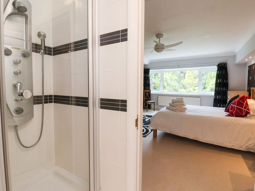 A bedroom with a shower unit and bed at Raincliffe Manor in Scarborough