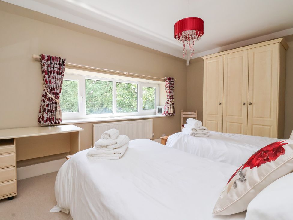 A bedroom with two beds and a desk in Raincliffe Manor, Scarborough