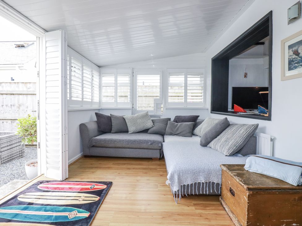 A snug with a couch and pillows at The Three Tees in Newquay