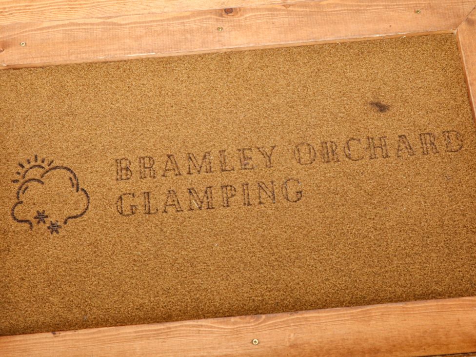 Bramley Orchard Glamping - Lincolnshire - 1062708 - thumbnail photo 16