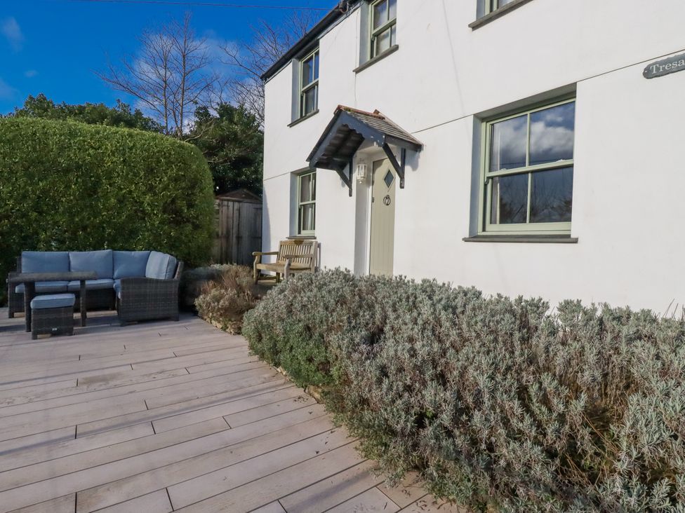 A garden with seating area at Tresawle, Crantock