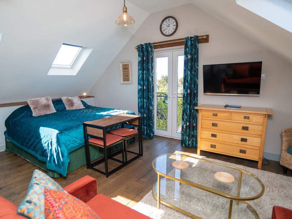 A bedroom with a bed and furniture at Garden View Apartment in Kingsbridge