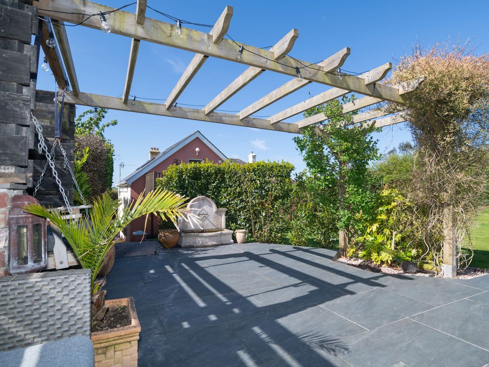 A garden with a pergola and decorative plants at Garden View Apartment in Kingsbridge