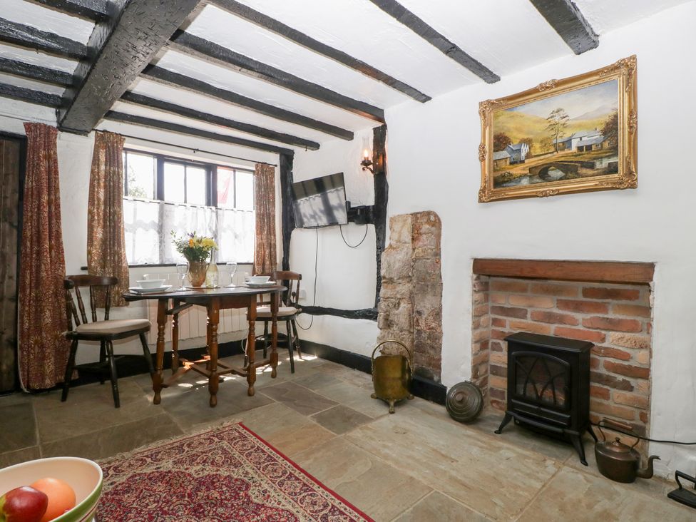 A dining room with a table and chairs at Avonmede Tewkesbury