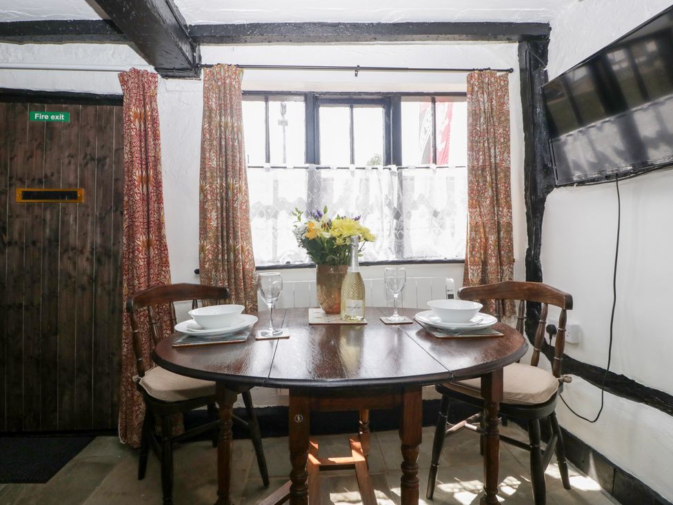 A dining room with a table and chairs at Avonmede in Tewkesbury