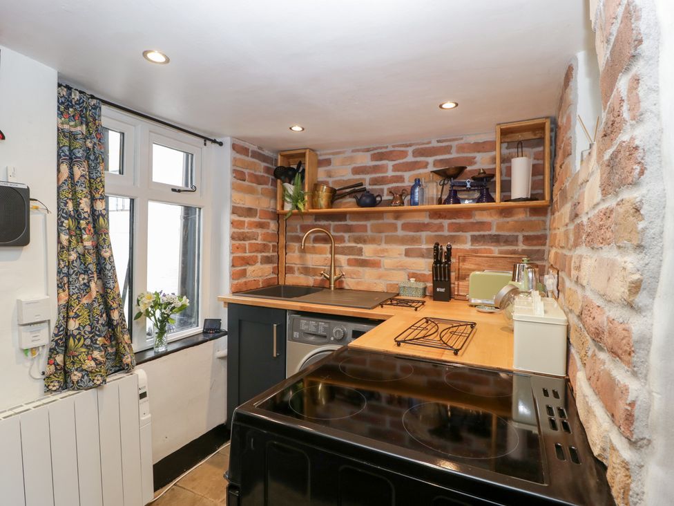 A kitchen with a stove and sink at Avonmede in Tewkesbury