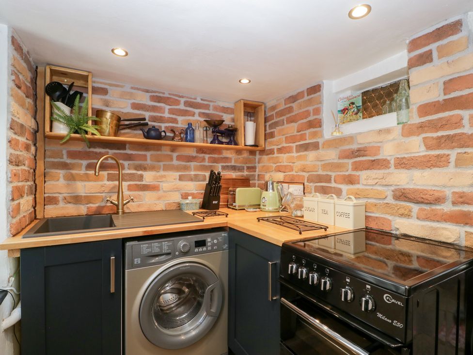 A kitchen with washing machine and oven at Avonmede Tewkesbury