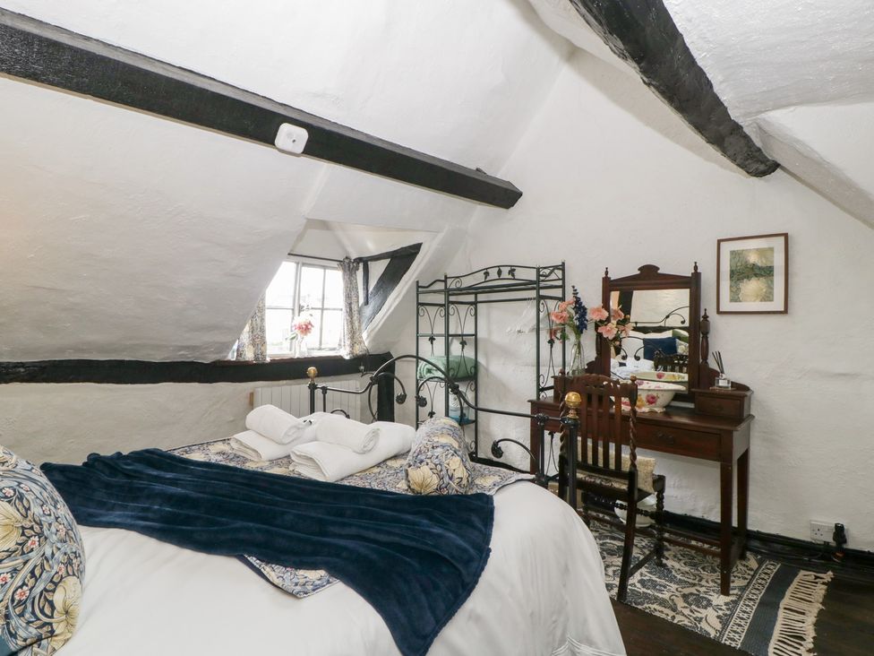 A bedroom with a bed and vanity at Avonmede in Tewkesbury