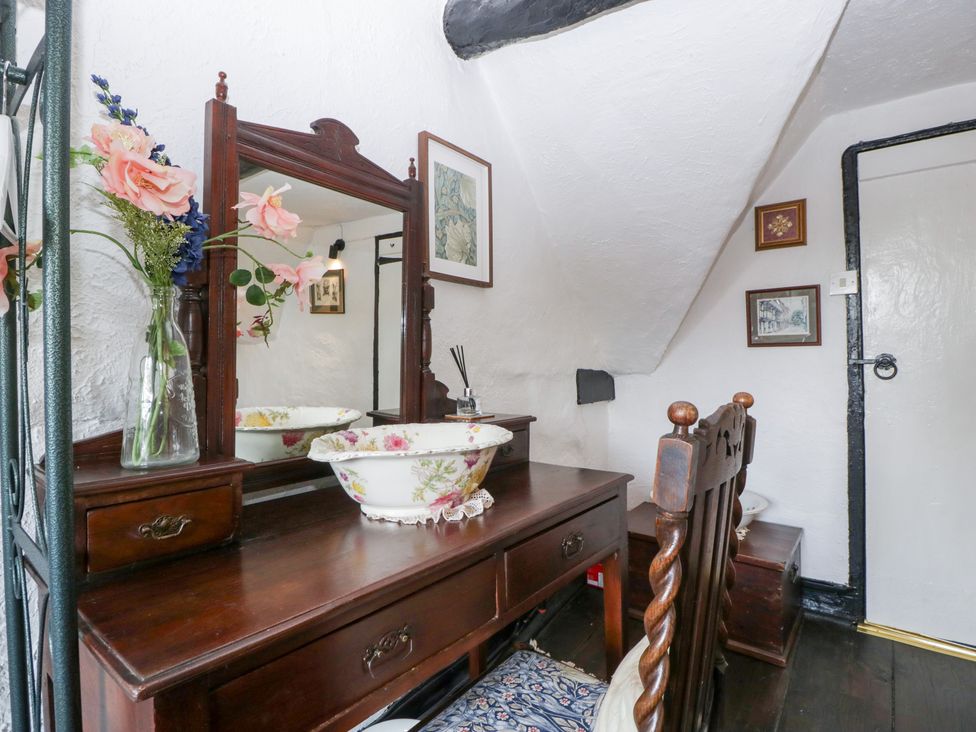 A bedroom with a vanity table and mirror at Avonmede Tewkesbury