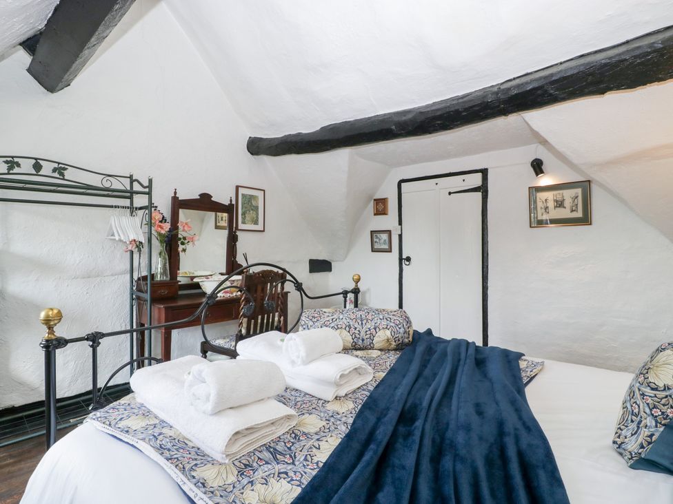 A bedroom with a bed and wardrobe at Avonmede in Tewkesbury
