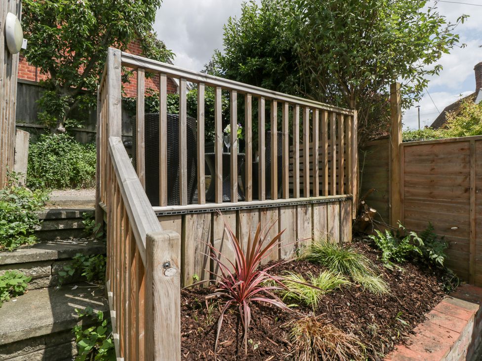A garden with steps and wooden railing at Avonmede in Tewkesbury