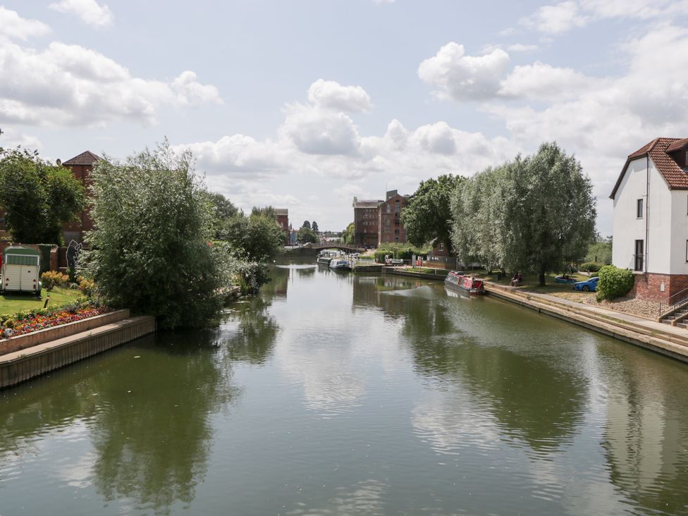 A river with boats and trees at Avonmede in Tewkesbury