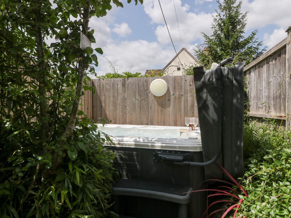 A hot tub in a garden area at Avonmede Tewkesbury